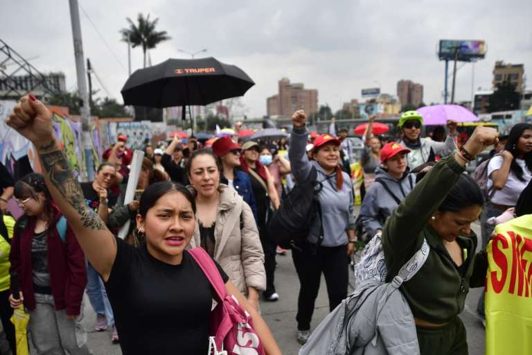 Miles de personas participaron en la marcha del magisterio en Bogotá, que recorrió importantes vías de la ciudad en medio de consignas en defensa de la educación pública.