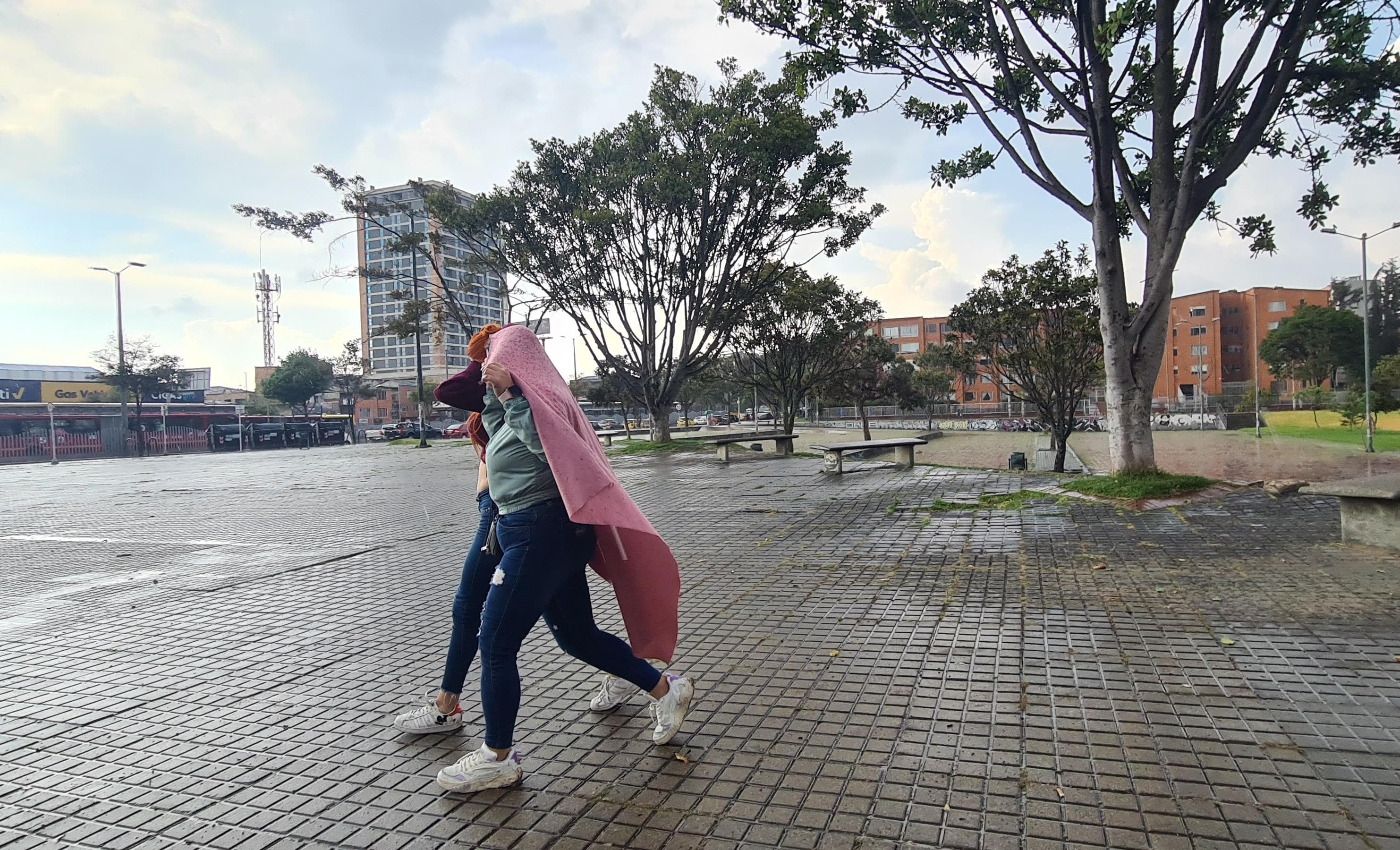 Las altas temperaturas llevaron a que el cielo se despejara pronto y algunas calles se secaran rápido.