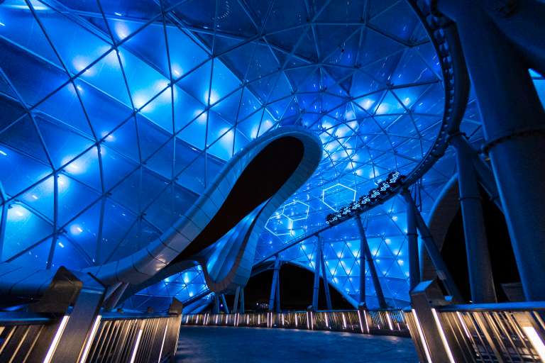 La sensación de viaje al futuro y de encontrarse en un mundo digital la transmite Disney con una montaña rusa en la que quienes la disfrutan deben montarse sobre motocicletas futuristas.