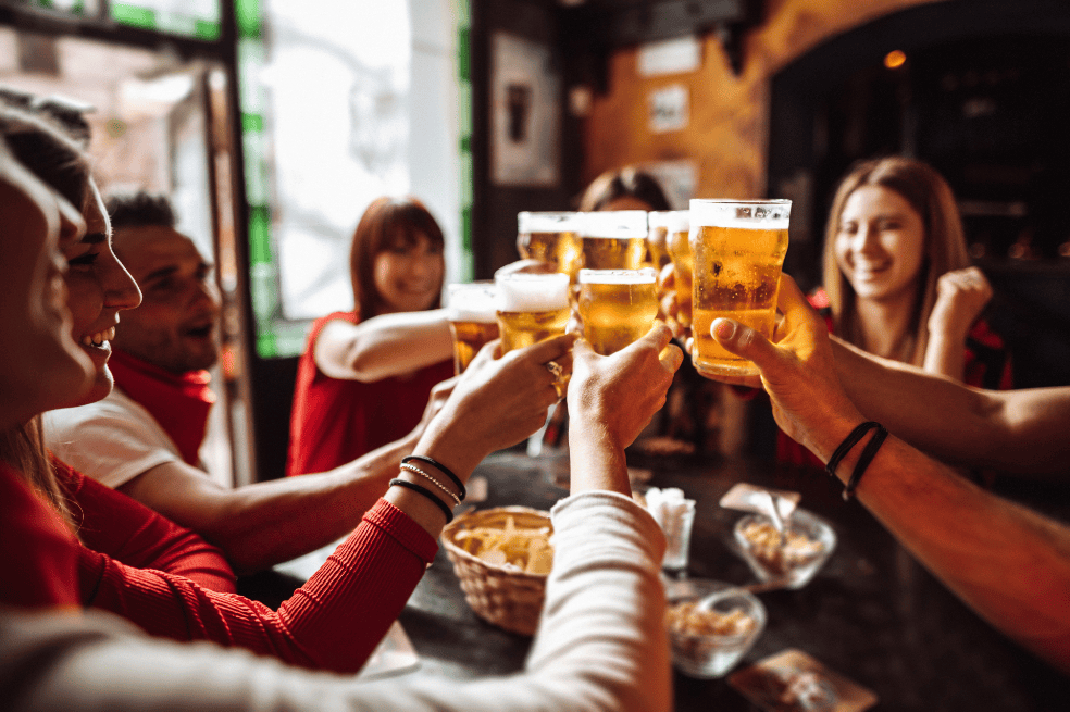 Asobares Colombia ofrece una experiencia única durante las tardes, con un ambiente vibrante, música en vivo o DJs, promociones especiales en bebidas y alimentos, y actividades interactivas y culturales que incentiven la participación y el disfrute de los asistentes.