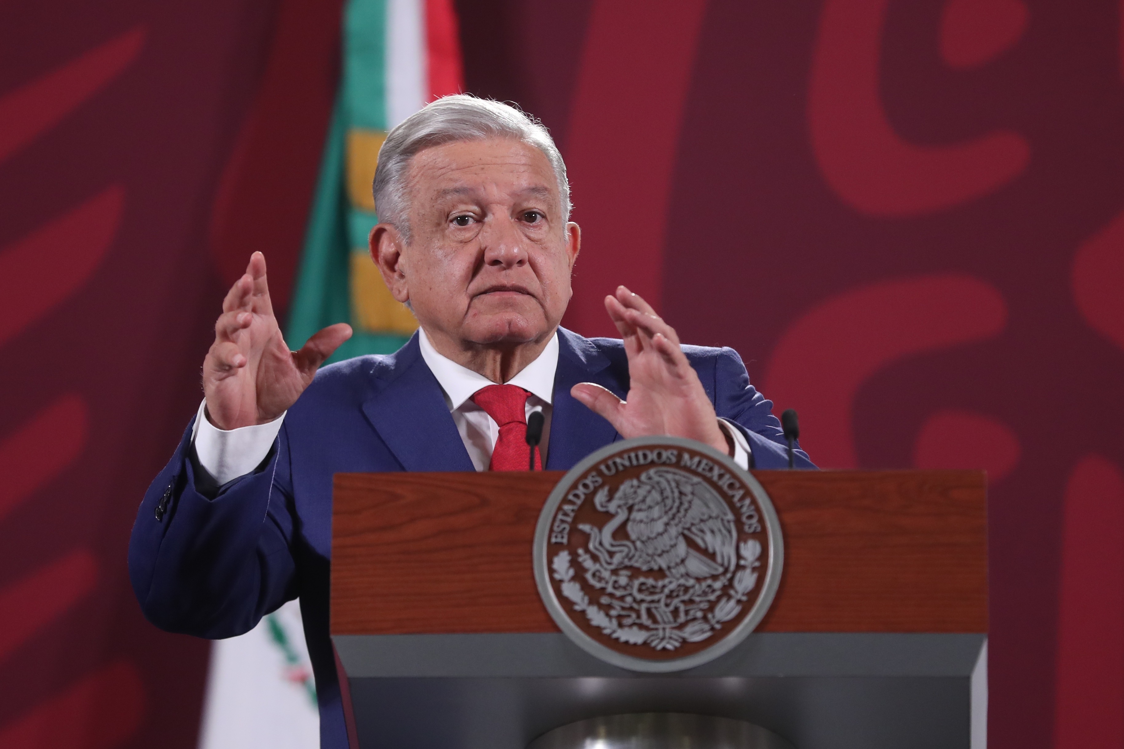 MEX7920. CIUDAD DE MÉXICO (MÉXICO), 25/10/2022.- El presidente de México, Andrés Manuel López Obrador, habla durante su conferencia matutina hoy, en el Palacio Nacional, en Ciudad de México (México). López Obrador aseguró este martes que el Ejército mexicano no tiene aspiraciones de poder, luego de que el secretario de Gobernación, Adán Augusto López, afirmara que los miembros de las Fuerzas Armadas tienen derecho a buscar puestos políticos. EFE/ Sáshenka Gutiérrez