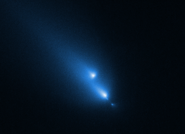 Parte de una serie de imágenes del telescopio espacial Hubble de la NASA que muestran la fragmentación del cometa C/2025 K1 (ATLAS).