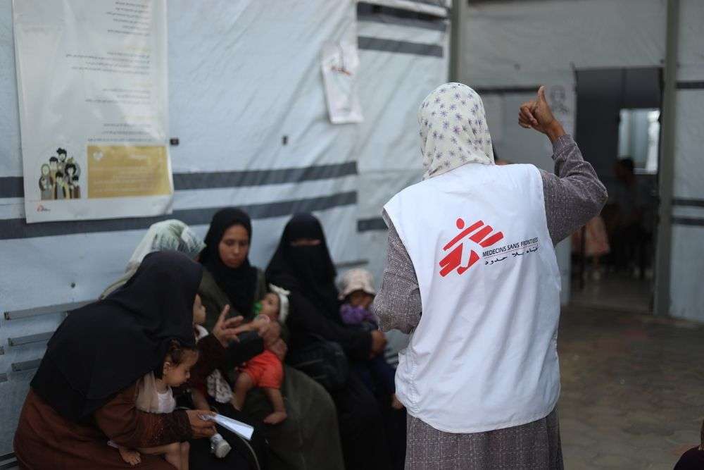 Una educadora de salud de MSF coordina una sesión de concienciación sobre la desnutrición, explicando cómo identificar sus señales, tratarla y asegurar un seguimiento adecuado para los niños, niñas y madres afectadas