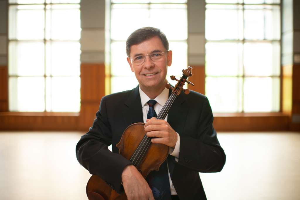 El violista Roberto Díaz es uno de los integrantes de un ensamble de músicos del Curtis Institute of Music.