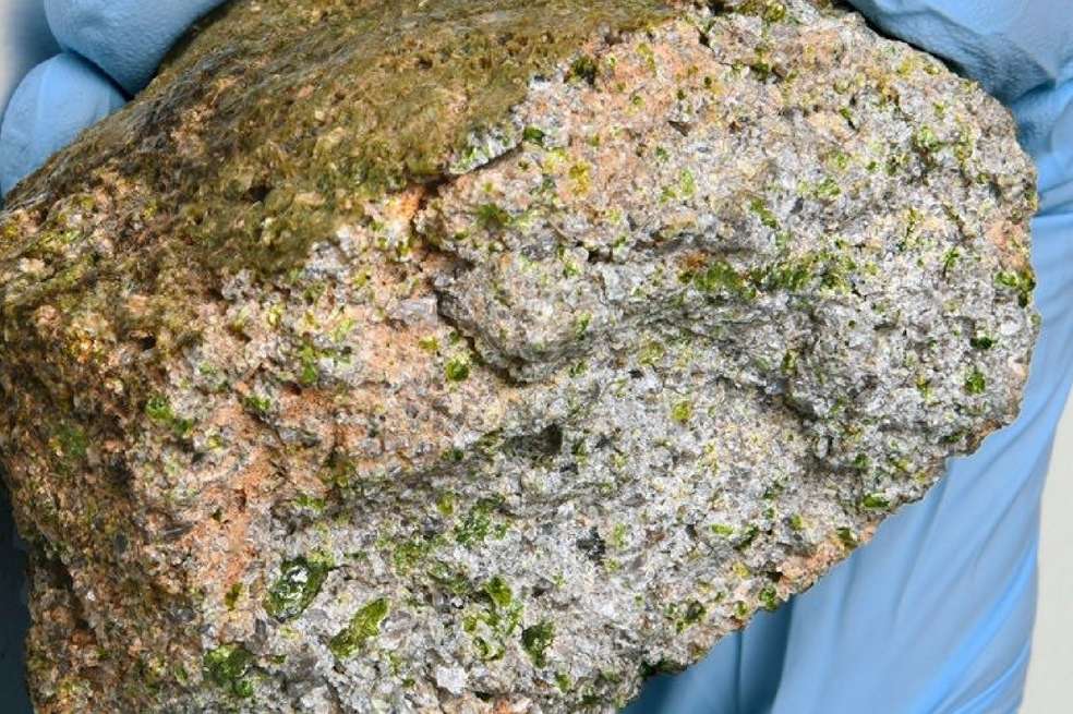 Científicos han descubierto el meteorito ígneo más antiguo conocido, datado hace 4.565 millones de años, evidencia directa de rocas desarrolladas químicamente en los inicios del sistema solar. / Universidad Nuevo México