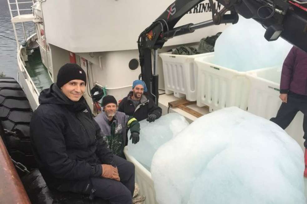 El empresario de Wall Street, Jamal Qureshi, sacando hielo del archipiélago de Svalbard, en el Ártico. / Svalbardi