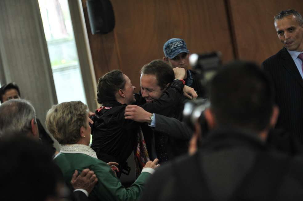 El exministro de Agricultura Andrés Felipe Arias y su esposa Catalina Serrano celebran la decisión de la magistrada Patricia Rodríguez. / Luis Ángel