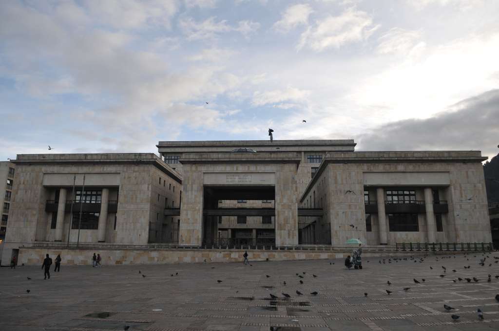 Fachada de este edificio ubicado en la Plaza de Bolívar en la ciudad de Bogotá
