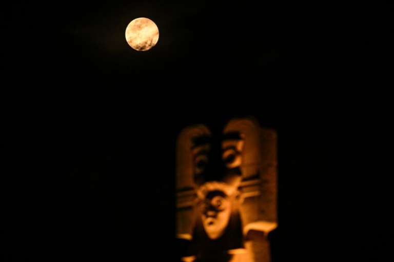 De acuerdo con la NASA, un eclipse lunar se presenta cuando el Sol, la Tierra y la Luna se alinean de manera que la Luna pasa a la sombra de la Tierra.