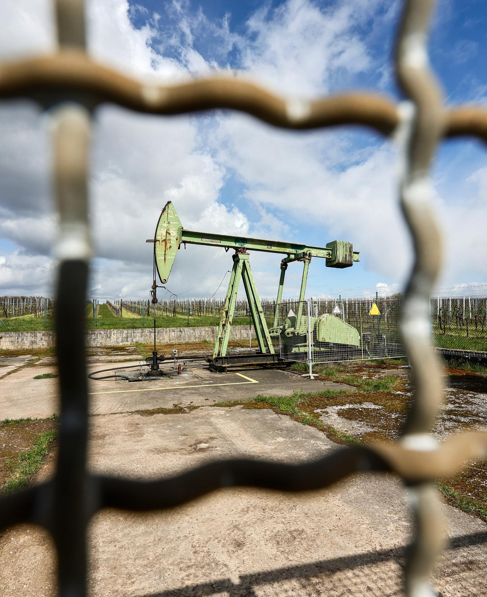 WALSHEIM (Germany), 26/03/2026.- A view of a crude oil pump in Walsheim near Landau, Germany, 26 March 2026. The global oil benchmark, Brent Crude, saw significant upward pressure on 26 March, with prices remaining elevated amid heightened geopolitical tensions and ongoing supply concerns. (Alemania) EFE/EPA/RONALD WITTEK