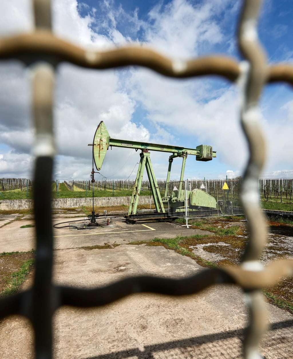 WALSHEIM (Germany), 26/03/2026.- A view of a crude oil pump in Walsheim near Landau, Germany, 26 March 2026. The global oil benchmark, Brent Crude, saw significant upward pressure on 26 March, with prices remaining elevated amid heightened geopolitical tensions and ongoing supply concerns. (Alemania) EFE/EPA/RONALD WITTEK