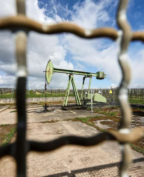 Por tensiones en el estrecho de Ormuz, el petróleo cierra con leve alza