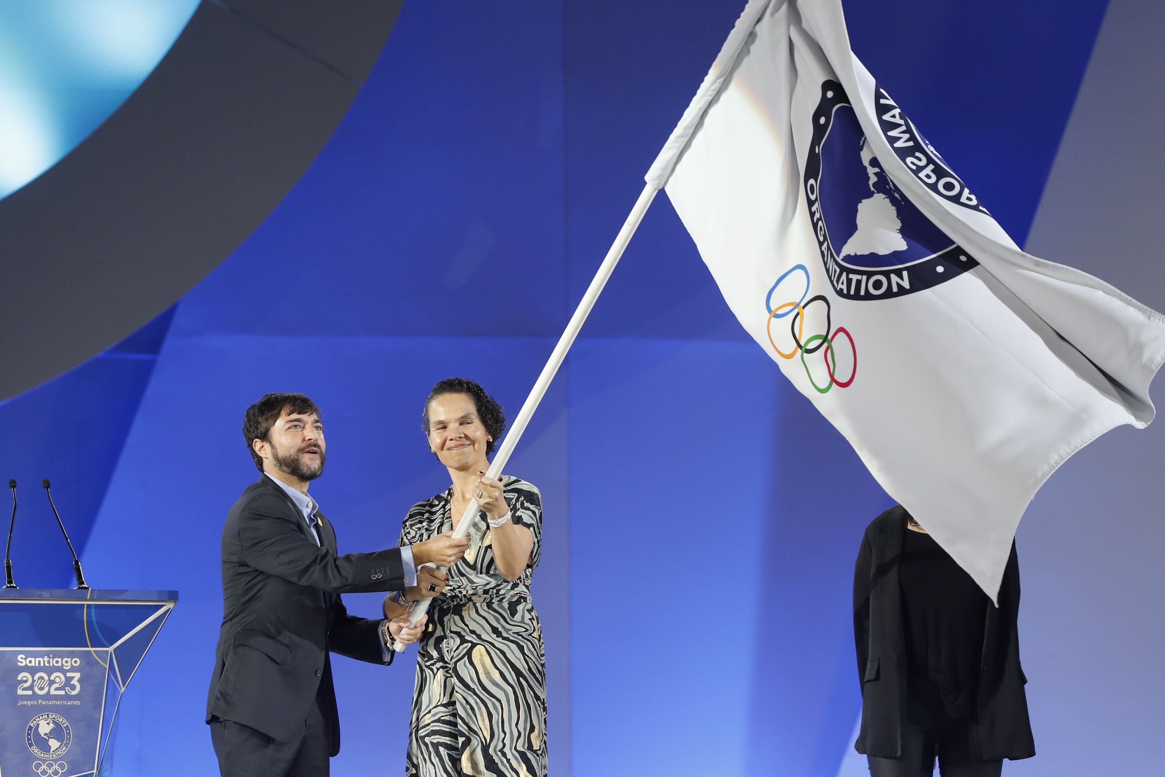 AMDEP2899. SANTIAGO (CHILE), 05/11/2023.- El alcalde de Barranquilla (Colombia) Jaime Pumarejo (i), y la ministra del Deporte de Colombia Astrid Rodríguez ondean la bandera de Panam Sports hoy, en la ceremonia de clausura de los Juegos Panamericanos 2023 en Santiago (Chile). EFE/ Ailen Díaz