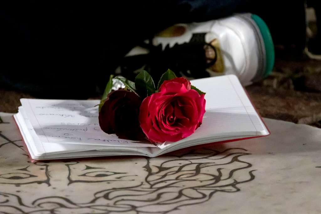 Vatican City (Vatican City State (holy See)), 31/12/2022.- A rose lays in Saint Peter's Square following the announcement of the death of Pope Emeritus Benedict XVI at Vatican City, 31 December 2022. The Holy See Press Office announced that Pope Emeritus Benedict XVI, 95, died on 31 December 2022 morning in his residence at the Mater Ecclesiae Monastery in Vatican City. Born Joseph Ratzinger in Bavaria, Germany, on 16 April 1927, he was appointed leader of the Catholic Church in 2005 and in 2013 became the first pope in centuries to retire. (Papa, Alemania, Santa Sede) EFE/EPA/MASSIMO PERCOSSI