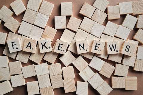 Adultos mayores y conservadores son más proclives a difundir noticias falsas, según estudio