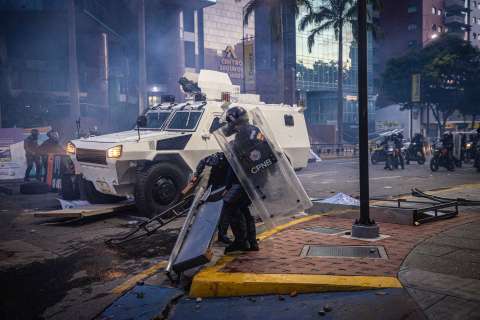 “Fue un robo”: protestas y cacerolas tras reelección de Maduro en Venezuela