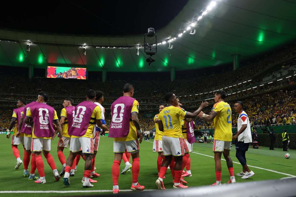 GR3259. GUADALAJARA (MÉXICO), 23/06/2026.- Daniel Muñoz (d) de Colombia celebra su gol de este martes, durante un partido del grupo K del Mundial de la FIFA 2026 entre Colombia y RD Congo en el estadio Akron en Guadalajara (México). EFE/ Alex Cruz