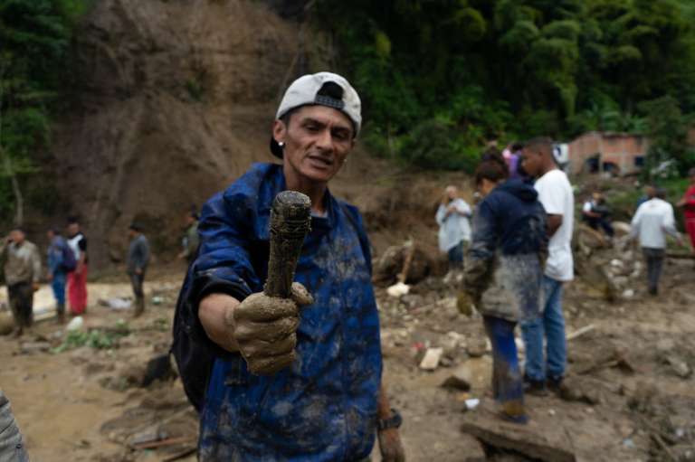 Un hombre empuña con su mano derecha una rama