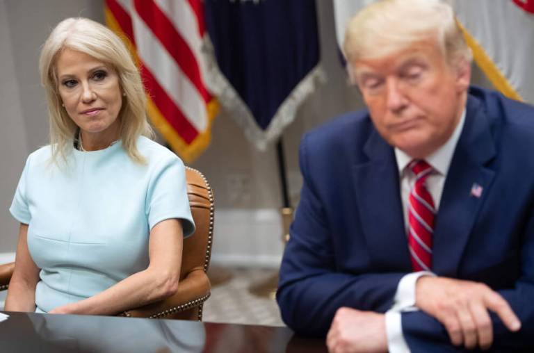 Donald Trump se niega a despedir a su asesora más polémica