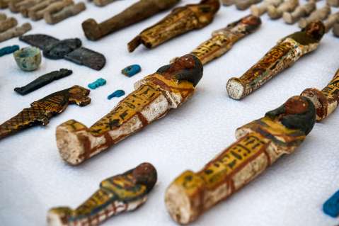Revelan una tumba antigua en población de Egipto