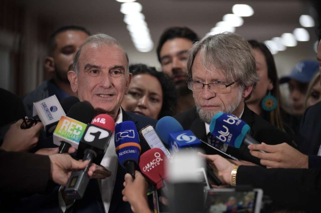 El senador Antanas Mockus y el jefe negociador del gobierno con la guerrilla de las Farc en La Habana, Humberto de la Calle.
/ Mauricio Alvarado - El Espectador.