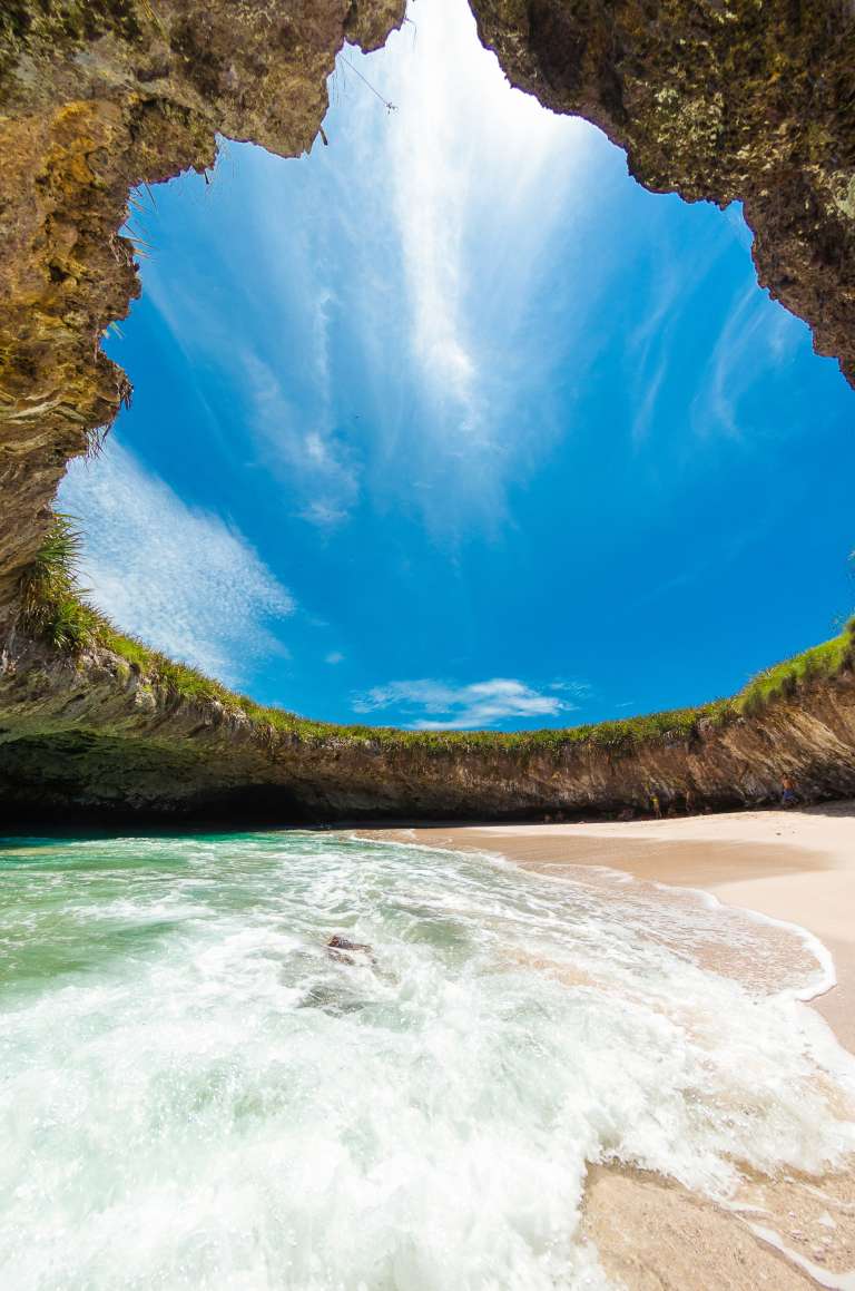 Playa del amor en Puerto Vallarta
Ubicada en el estado de Jalisco, Puerto Vallarta quedó fuera del plan elaborado por el Fondo Nacional de Fomento al Turismo. Sin embargo, gracias a su belleza e infinitas posibilidades, se ha convertido en la segunda zona económica más importante del estado y uno de los principales destinos turísticos de México.
La playa del amor es uno de los puntos que más visitas atrae, siendo el lugar preferido de las parejas para fotografiar sus muestras de afecto infinito.