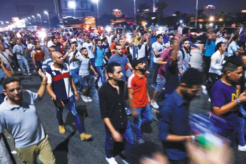 Manifestantes egipcios se reúnen en el centro de El Cairo gritando consignas antigubernamentales./ AFP