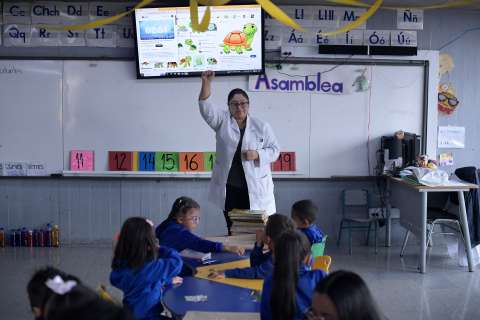 ¿A qué edad se pensiona un profesor en Colombia y cuánto recibe?