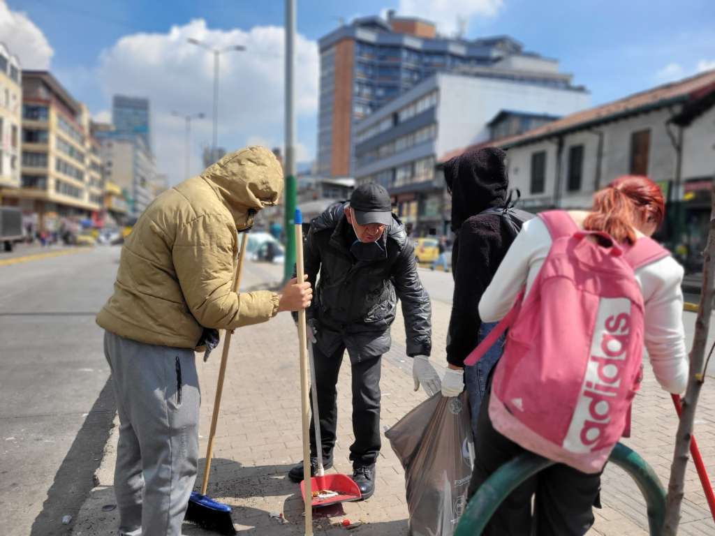 La apuesta es sencilla: que quien afecta el espacio público tenga que ayudar a recuperarlo.