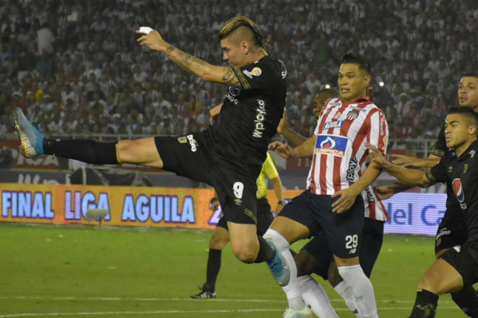 Muy parejo resultó el duelo entre Júnior y América, en el estadio Metropolitano. / Jairo Cassiani ZonaCero