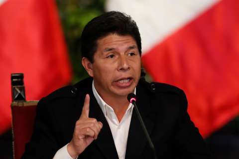 “Invoco a Petro, Chile y Brasil: vamos a la guerra (contra la corrupción)”: Pedro Castillo