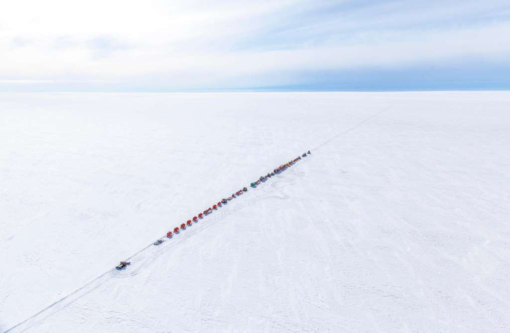 PARÍS, 14/01/2026.- Expedición a la estación Concordia de la Antártida, donde se ha creado un santuario destinado a la conservación a -50°C de muestras de hielo tomadas de glaciares en peligro por el cambio climático en todo el mundo con las que poder llevar a cabo investigaciones científicas en el futuro. EFE/ Thibaut Vegoz SOLO USO EDITORIAL/SOLO DISPONIBLE PARA ILUSTRAR LA NOTICIA QUE ACOMPAÑA (CRÉDITO OBLIGATORIO)