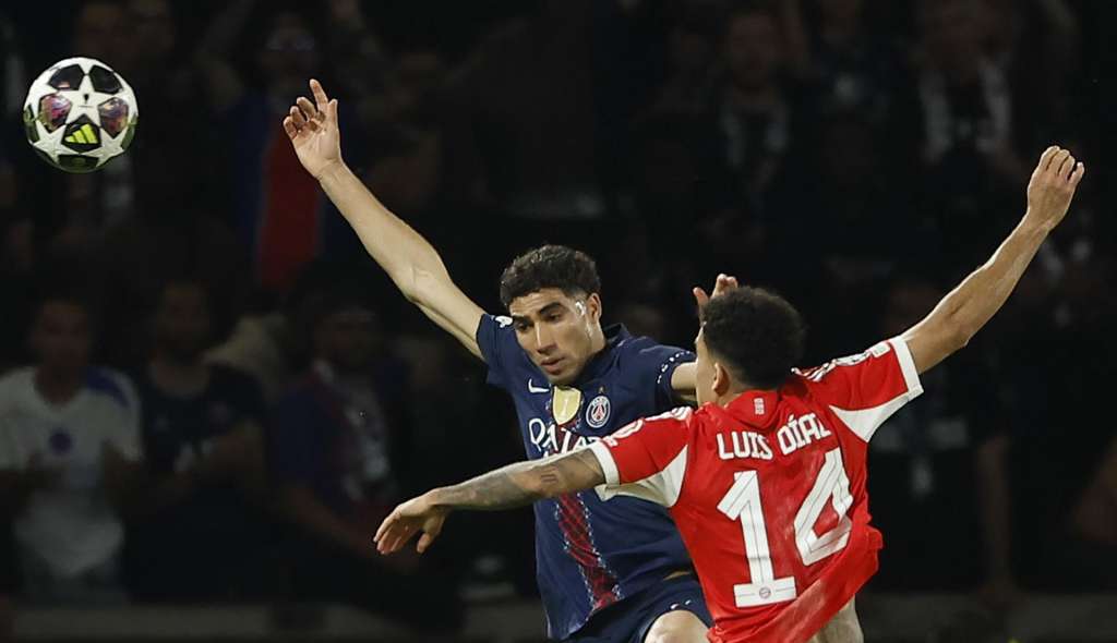PARIS (France), 28/04/2026.- Achraf Hakimi (L) of PSG in action against Luis Diaz of Bayern during the UEFA Champions League semi-final match between Paris Saint-Germain and Bayern Munich in Paris, France 28 April 2026. (Liga de Campeones, Francia) EFE/EPA/YOAN VALAT