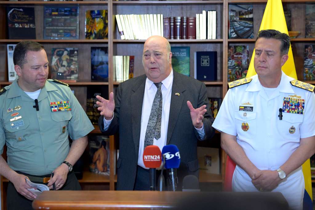 USA4517. WASHINGTON (ESTADOS UNIDOS), 11/09/2025.- El embajador de Colombia en Estados Unidos, Daniel García Peña (c), habla junto al comandante general de las Fuerzas Militares, el almirante Francisco Cubides (d), y el director general de la Policía, Carlos Triana, durante una rueda de prensa este jueves, en Washington (Estados Unidos). Altos mandos militares destacaron "los esfuerzos" y "logros" de la lucha contra el narcotráfico durante el Gobierno de Gustavo Petro, esperando que el presidente de Estados Unidos, Donald Trump, certifique al país en cooperación antidrogas. EFE/ Lenin Nolly