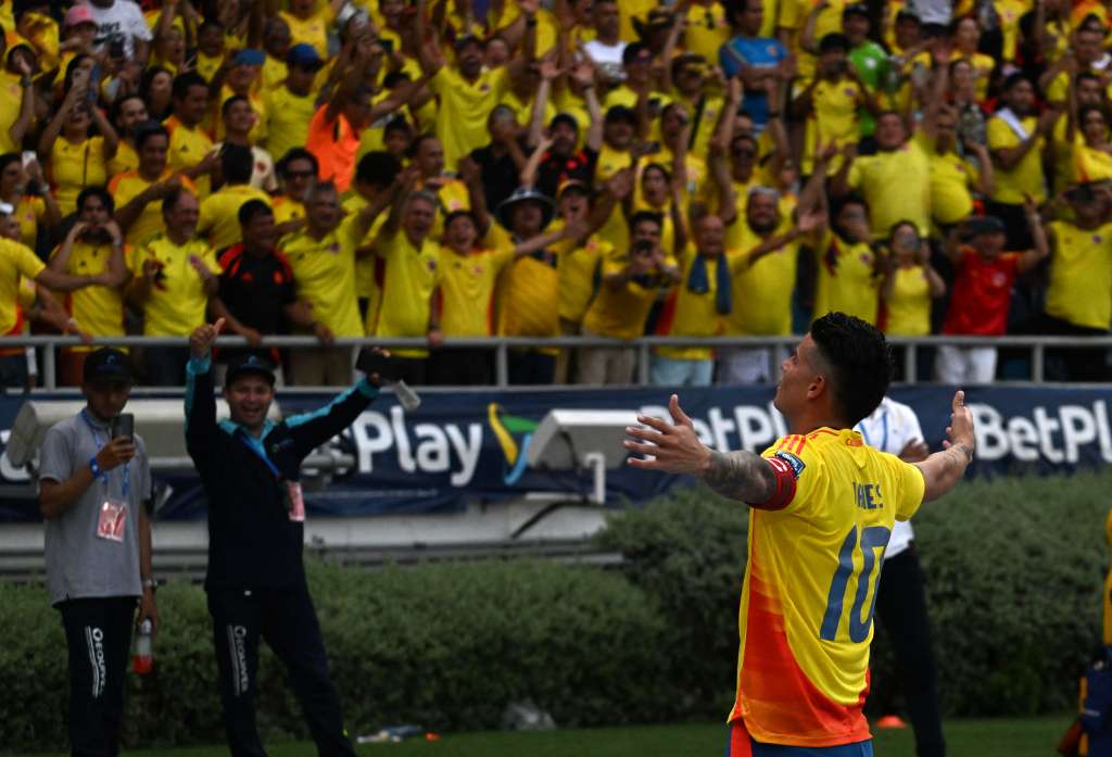El mediocampista colombiano James Rodríguez celebra el segundo gol de su equipo durante el partido de fútbol de las eliminatorias sudamericanas de la Copa Mundial de la FIFA 2026 entre Colombia y Argentina, en el estadio Metropolitano Roberto Meléndez en Barranquilla, Colombia, el 10 de septiembre de 2024.