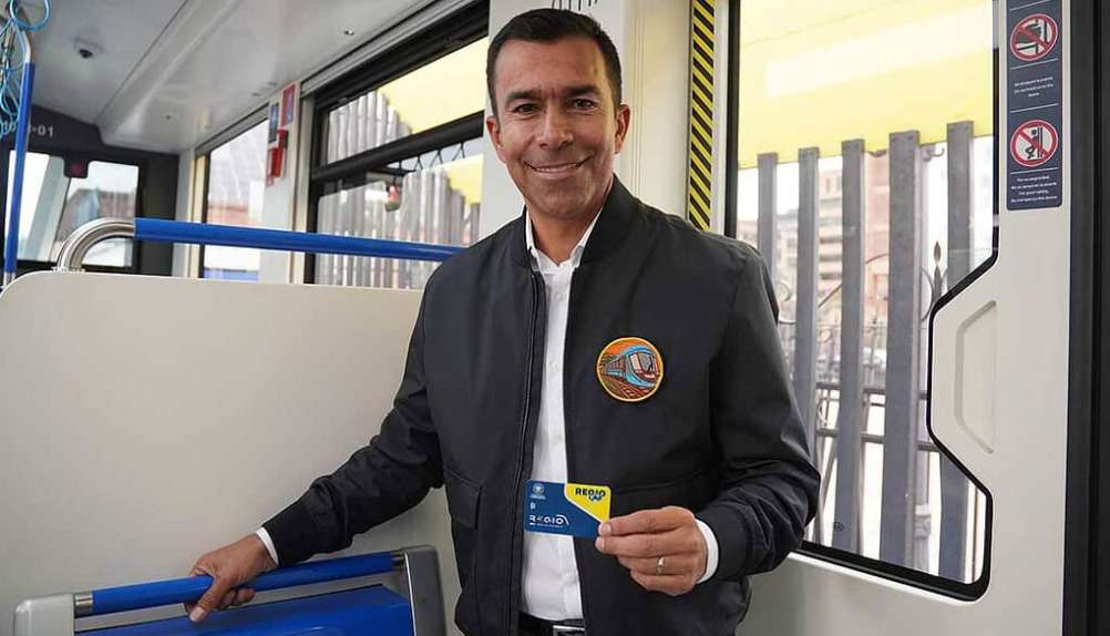 Jorge Emilio Rey, gobernador de Cundinamarca, celebra el inicio contractual del Regiotram y su revolución a la movilidad en el departamento.