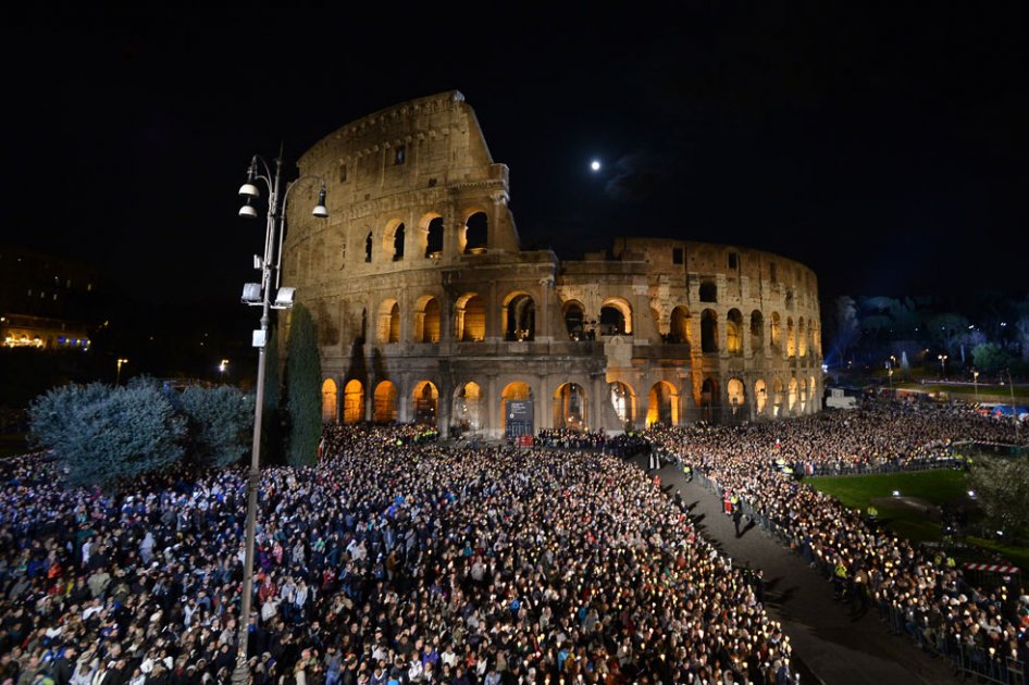 Vía Crusis en el Coliseo romano. / AFP