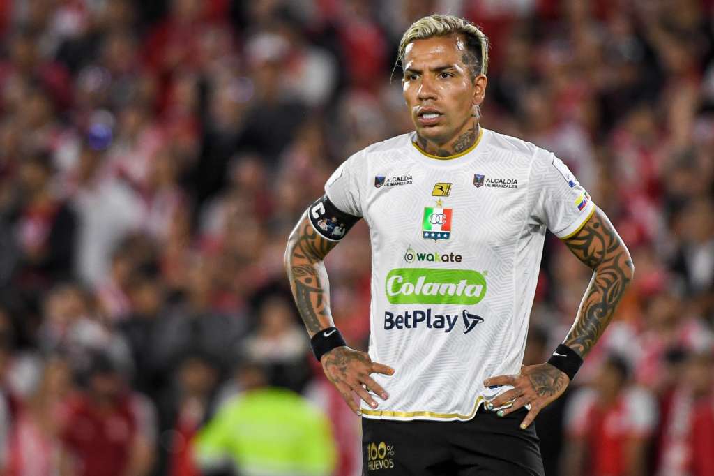 Dayro Moreno fue anulado por la defensa de Santa Fe. Apenas pudo disparar en una ocasión y su remate no tuvo destino de puerta.