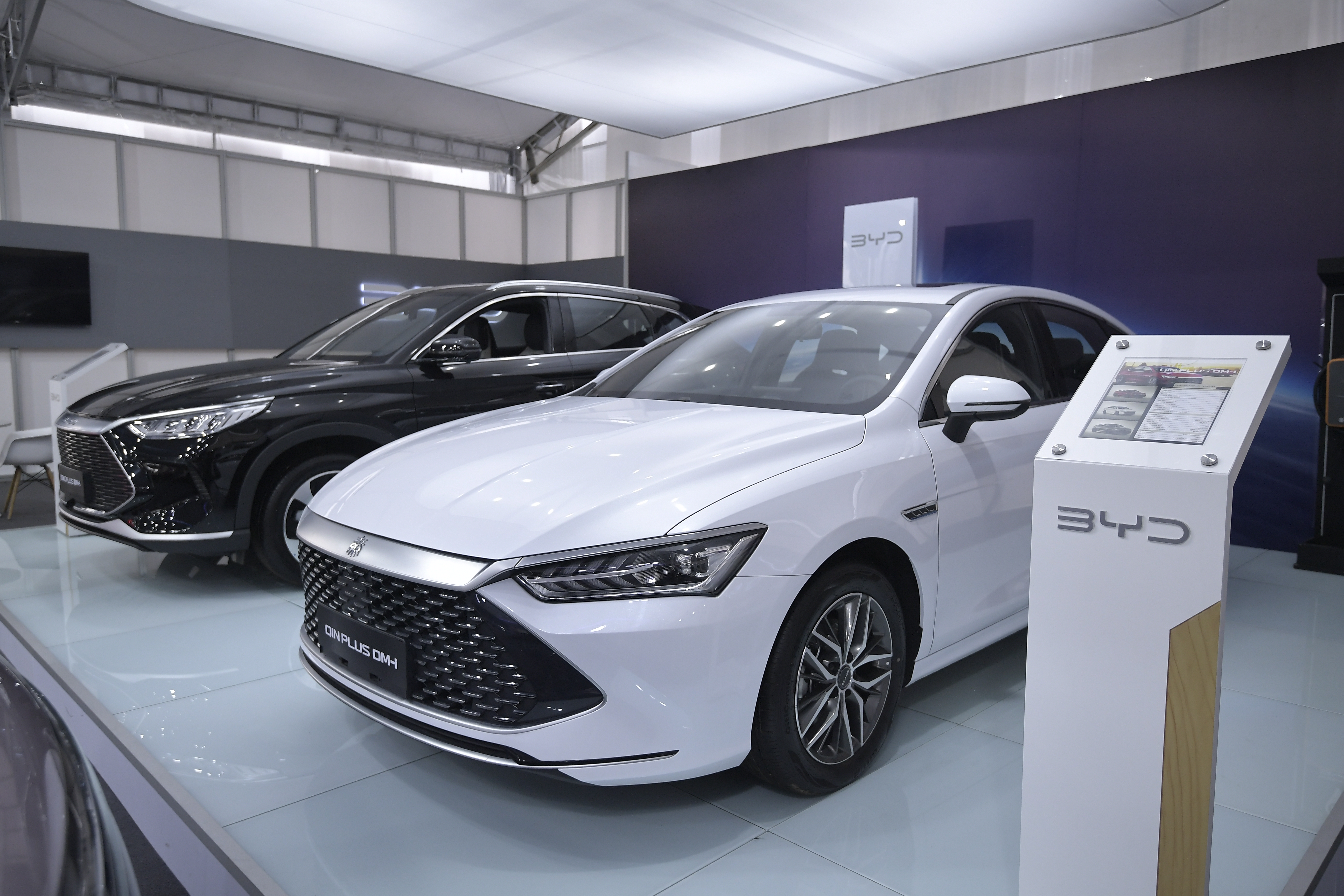 Carros de la marca BYD y Mitsubishi de venta en la Feria Cubo Motorysa que se realiza en el centro comercial Unicentro.