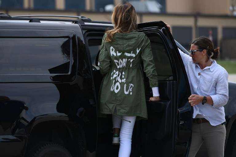 Imagen de archivo de Melania Trump, mientras era primera dama, con su polémica chaqueta con la inscripción "Realmente no me importa, ¿a ti?".