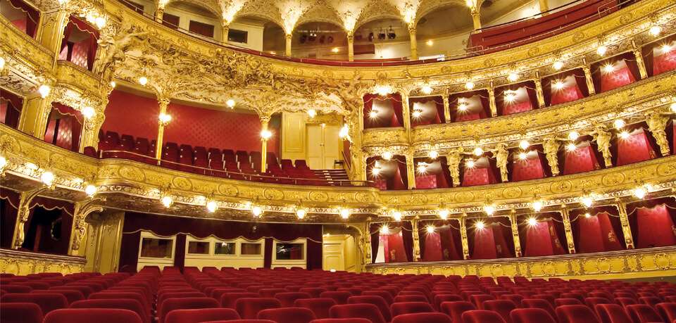 El edificio de estilo neoclásico fue hasta 1938 el principal exponente teatral en lengua alemana en la capital checa.
 / Cortesía