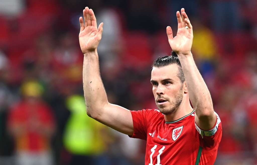 Doha (Qatar), 21/11/2022.- Gareth Bale of Wales waves to fans after the FIFA World Cup 2022 group B soccer match between the USA and Wales at Ahmad bin Ali Stadium in Doha, Qatar, 21 November 2022. The match ended 1-1. (Mundial de Fútbol, Estados Unidos, Catar) EFE/EPA/Neil Hall