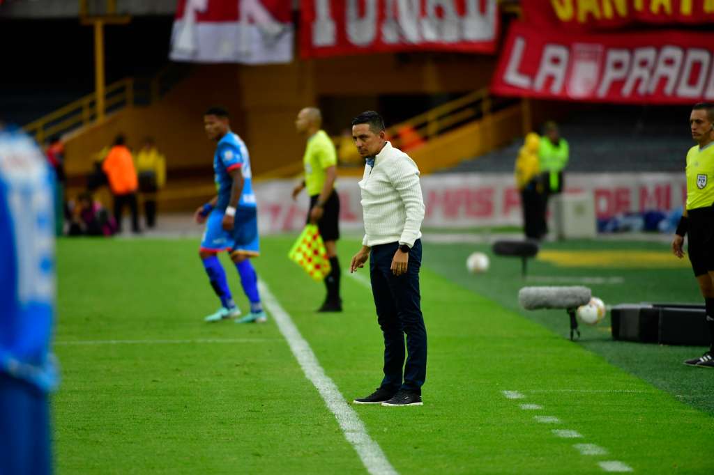 Técnico de Fortaleza CEIF durante encuentro ante Independiente Santa Fe en el estadio El Campin de Bogotá correspondiente a la fecha 11 de la Liga Betplay Dimayor