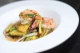 Cómo preparar ceviche tibio de langostinos parrillados con piña y cilantro