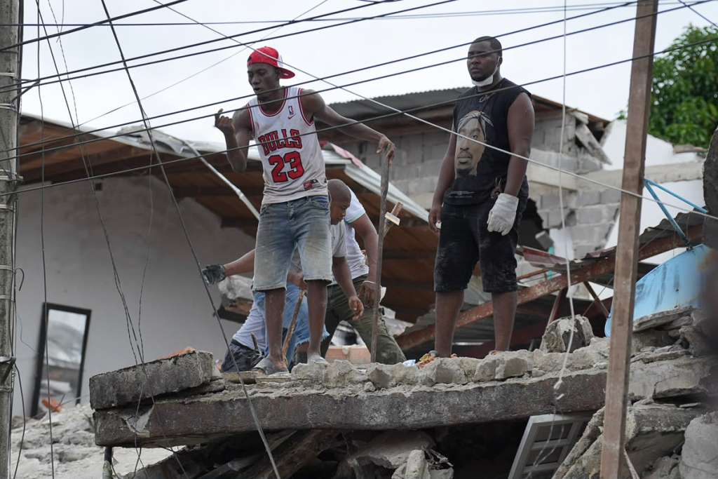 AME7726. QUIBDÓ (COLOMBIA), 10/08/2026.- Personas buscan entre los escombros de un edificio destruido por el terremoto de magnitud 7,4 que deja al menos 71 personas fallecidas en el país, 29 de ellas en ciudades capitales, este lunes en Quibdó (Colombia). EFE/ Jean Arriaga