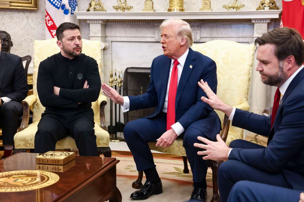 WASHINGTON (United States), 28/02/2025.- Ukrainian President Volodymyr Zelensky (L) talks with US President Donald Trump (C) and US Vice President JD Vance (R) in the Oval Office of the White House in Washington, DC, USA, 28 February 2025. Zelensky is in Washington to sign the framework of a deal, pushed by President Trump, to share Ukraines’s mineral wealth with the US. (Ucrania) EFE/EPA/JIM LO SCALZO / POOL