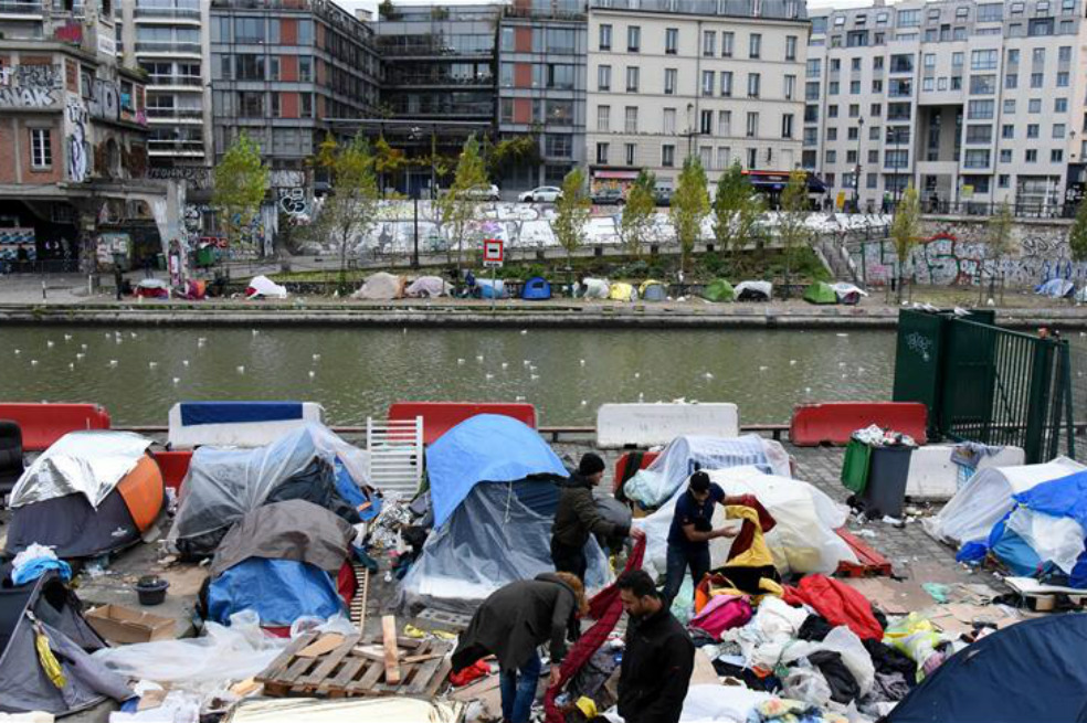 Varios migrantes establecieron refugios provisionales cerca del Canal Saint-Martin, de Jaures y de Stalingrad en París. / Agencia Anadolu