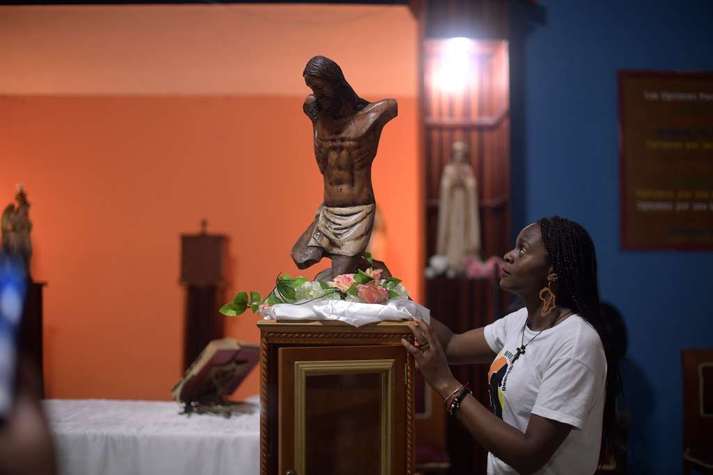 Las víctimas de Bojayá junto al "cristo mutilado" rumbo al mausoleo de Bellavista nuevo para rendirles homenaje a sus familiares, 20 años después de la masacre.