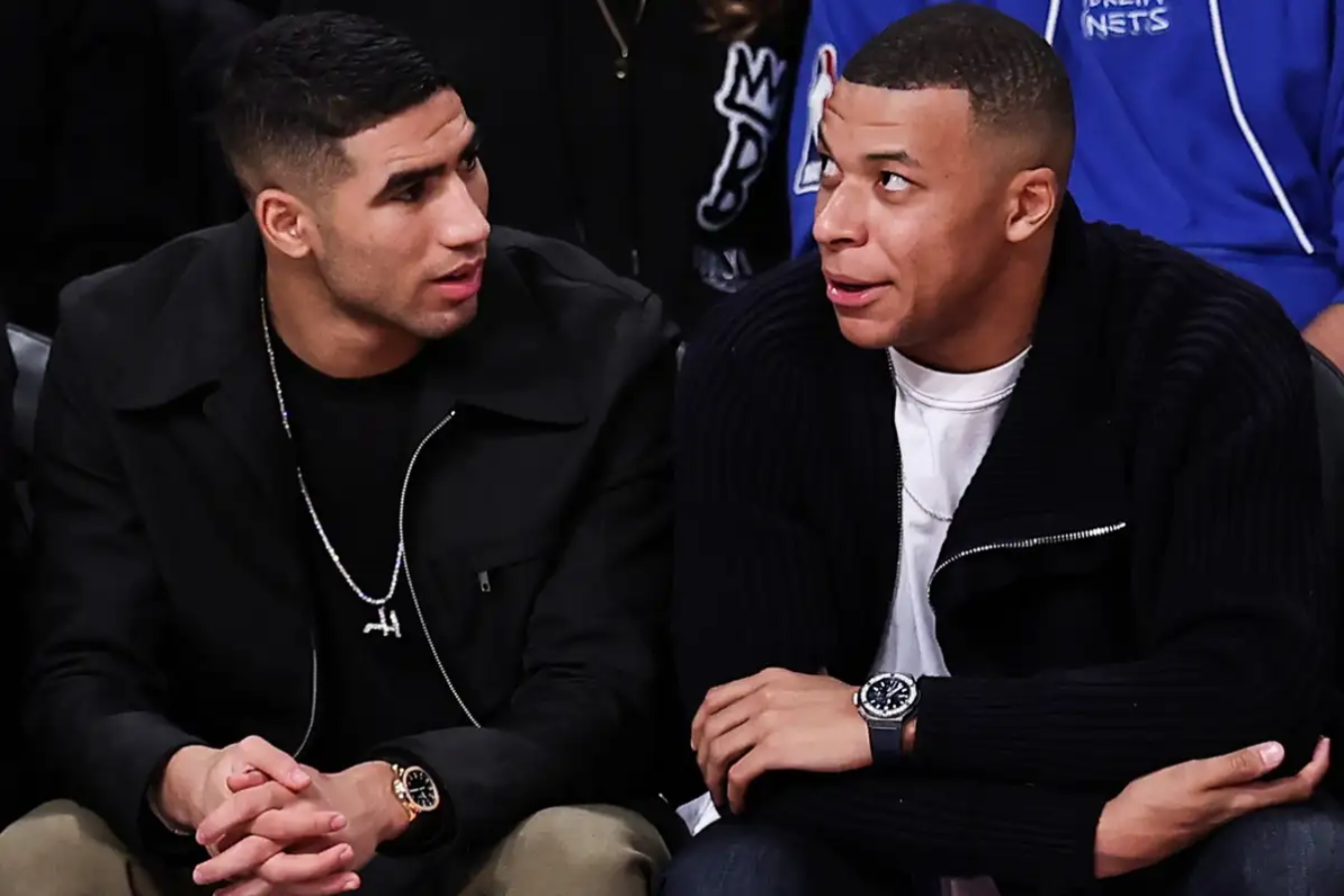 Los jugadores del PSG Kylian Mbappé y Achraf Hakimi, estuvieron presentes en el estadio de los Brooklyn Nets en Nueva York.