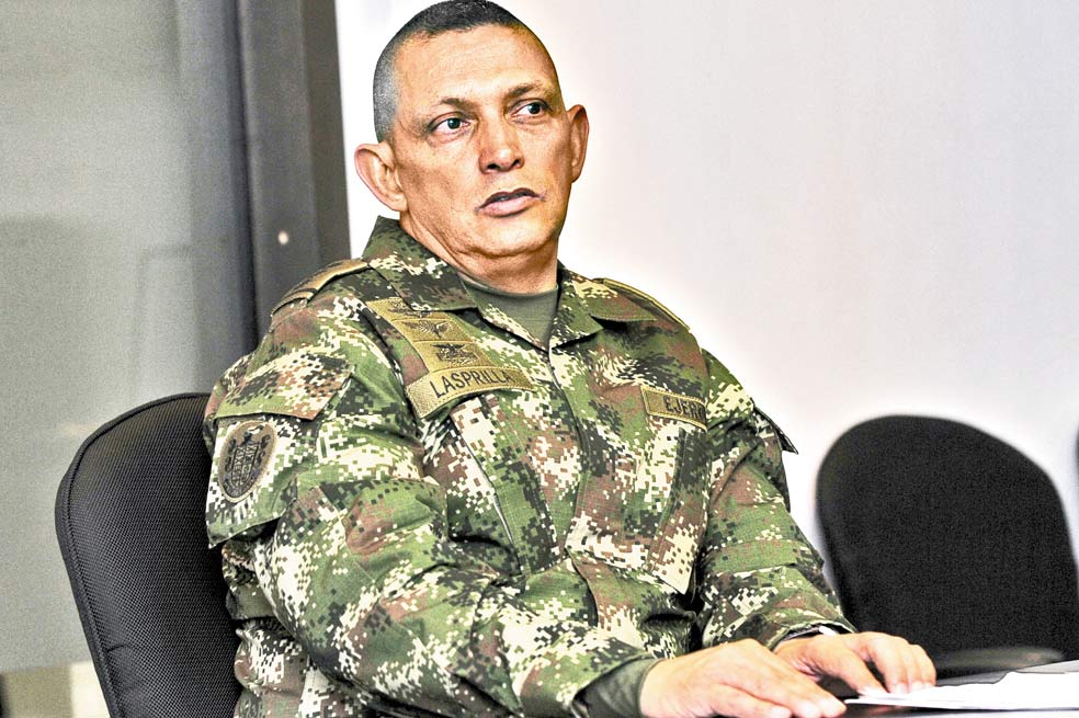 “¿Es cierto que el (actual) director de Inteligencia fue el enlace del Ejército con el excomisionado Luis Carlos Restrepo?”. R/ “Efectivamente… pero de ahí no se puede inferir una causalidad directa con esta situación”. / Fotos: Gustavo Torrijos
